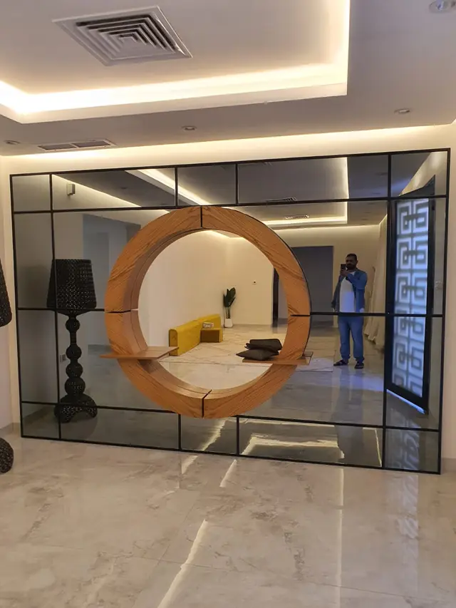 ديكور مرايا وإطار خشبي دائري